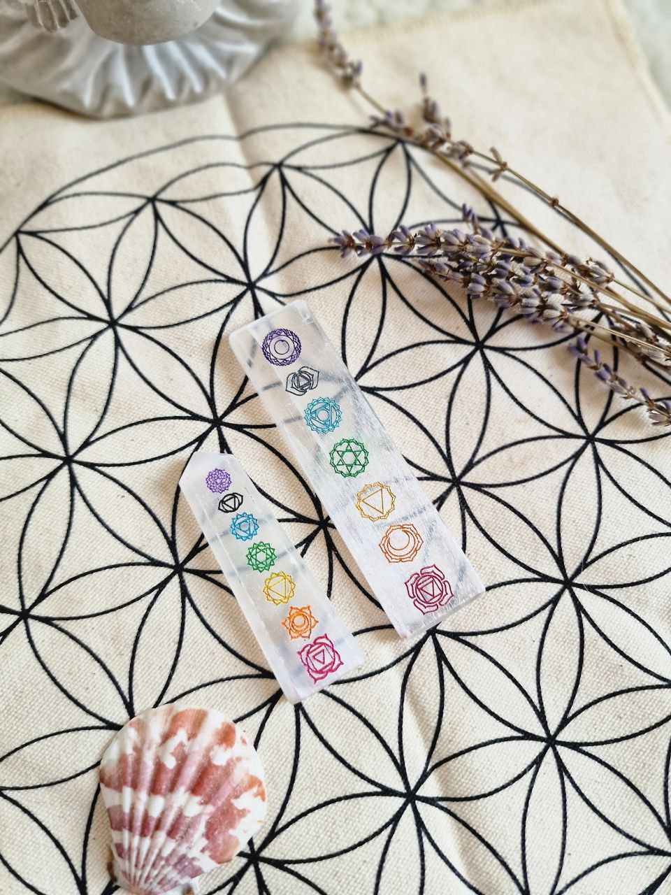 Punta di Selenite con Chakra
