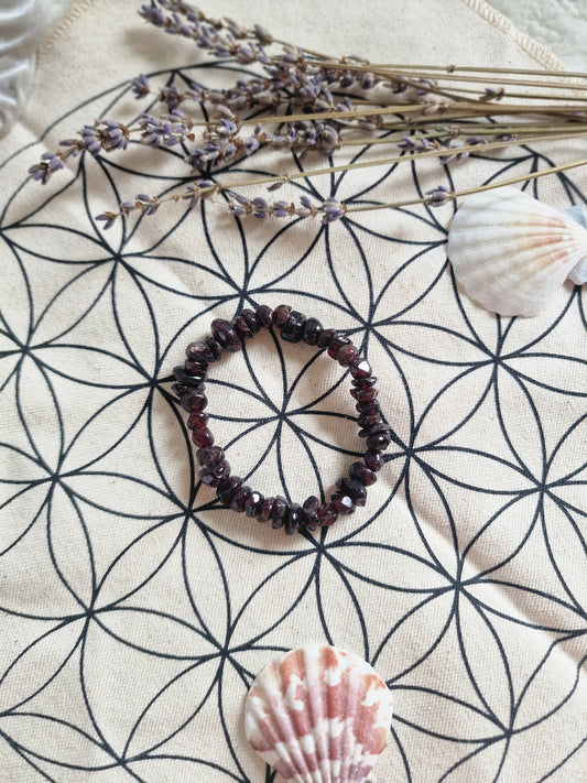 Bracciale elastico con chips di Granato