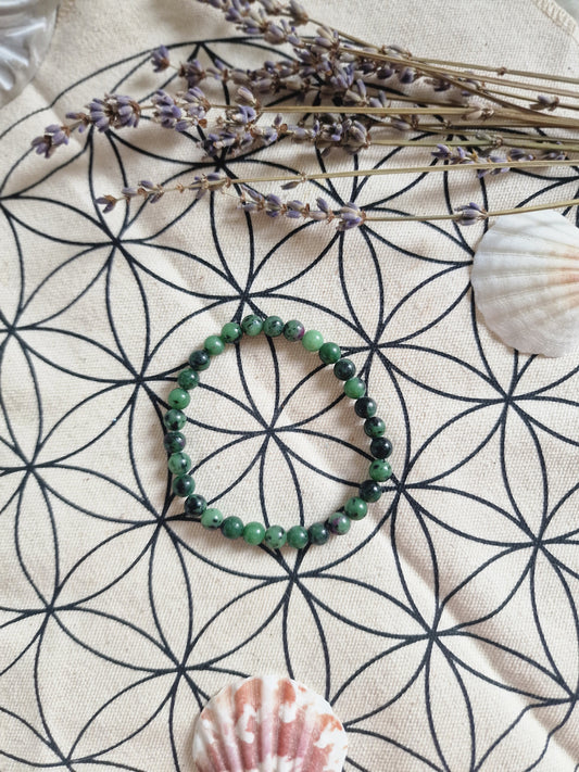 Bracciale elastico con Perline di Zoisite con Rubino